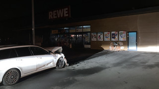 Unfall bei REWE in Schaafheim: Mercedes fährt in Kundentoilette