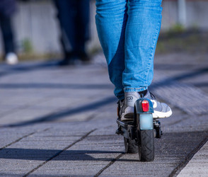 Polizei fasst E Scooter Raser im Livestream