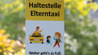 ADAC zu Elterntaxis: Jeder 5. Grundschüler wird täglich gefahren