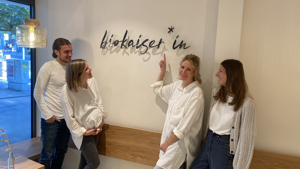 Die Mitarbeitenden in Wiesbaden freuen sich über den neuen Namen "Biokaiser*in".