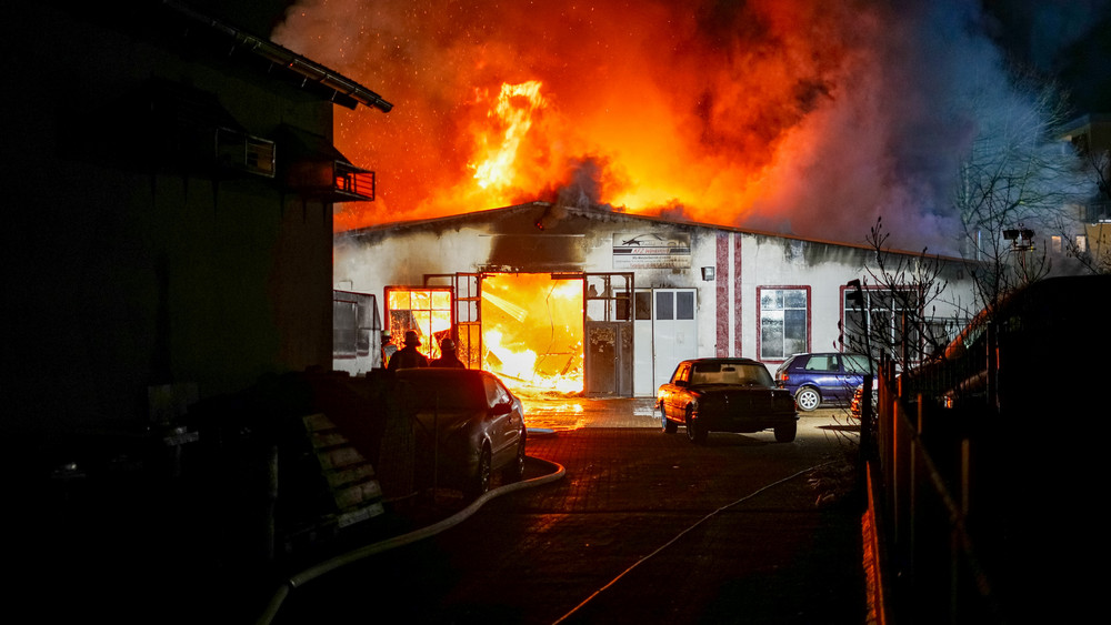 Die Lagerhalle brennt lichterloh.