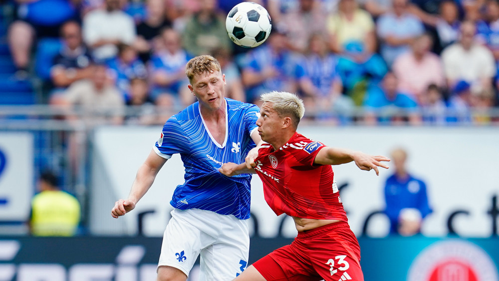 Umkämpftes Duell: Zum Auftakt in die neue Saison müssen sich die Lilien um Clemens Riedel (l.) mit 0:1 geschlagen geben.