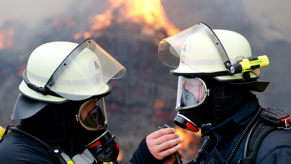 Beim Brand einer Lagerhalle im Kreis Rhön-Grabfeld ist ein hoher Schaden entstanden (Symbolbild). 