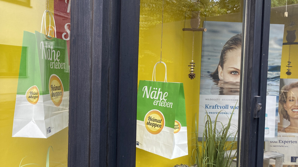 So sehen die Schaufenster der teilnehmenden Läden beispielsweise aus, in denen die Heimat shoppen Tüten fürs Gewinnspiel gezählt werden sollen.