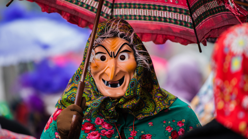 Eine Hexe unter einem Regenschirm. Sie ist für alles gewappnet. Umgedreht kann man mit dem Regenschirm übrigens auch Süßigkeiten fangen, die bei Zug geworfen werden.