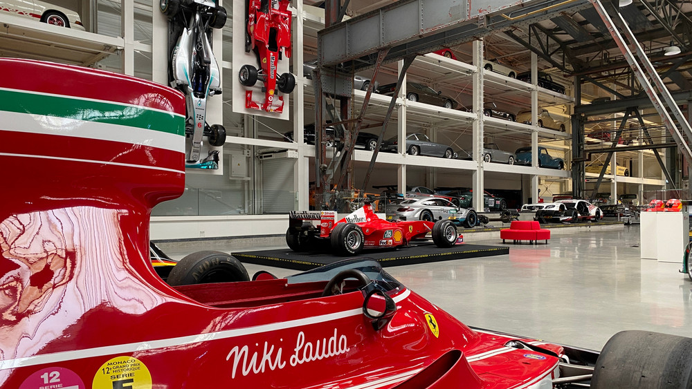 Blick auf den roten Ferrari von Niki Lauda
