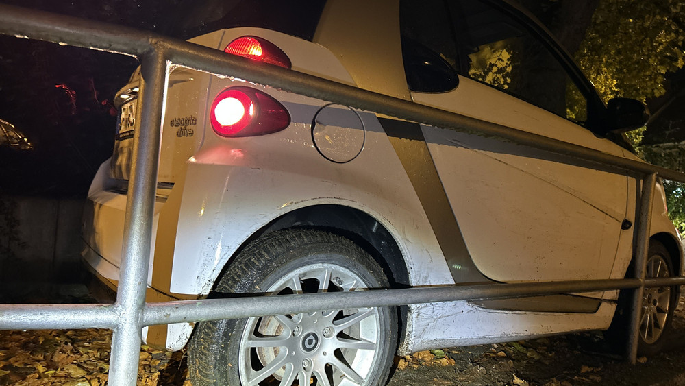 Auto in Sprendlingen an einem Geländer festgefahren