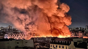 Brand zerstört älteste überdachte Markthalle von Paris