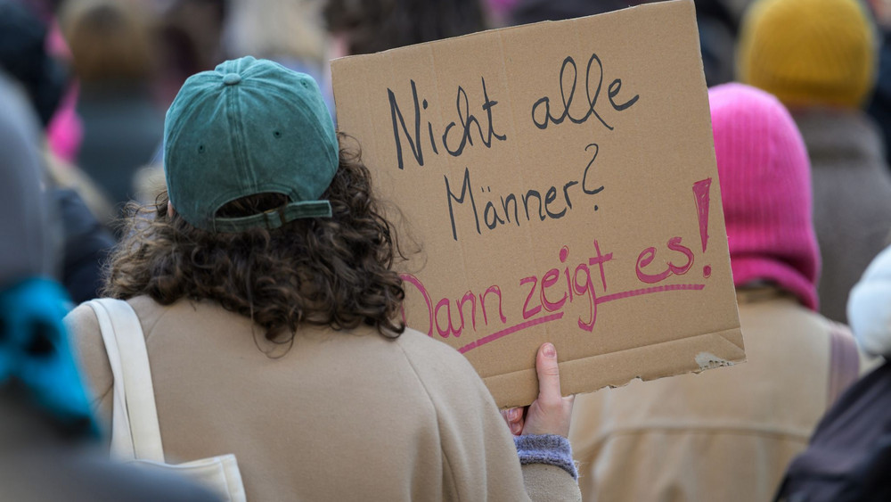 Demonstration gegen strukturelle Gewalt an Frauen
