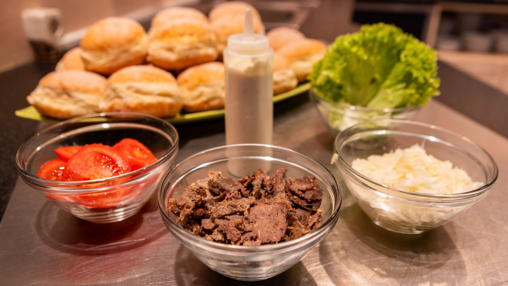 Dönerfleisch, Krautsalat, Tomatenscheiben, Knoblauchsoße - das sind Zutaten für den Dönerkreppel der Stadtbäckerei Rank aus Nidda. 