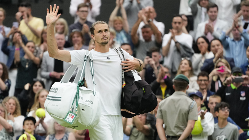 Alexander Zverev winkt nach seiner Niederlage gegen Taylor Fritz.