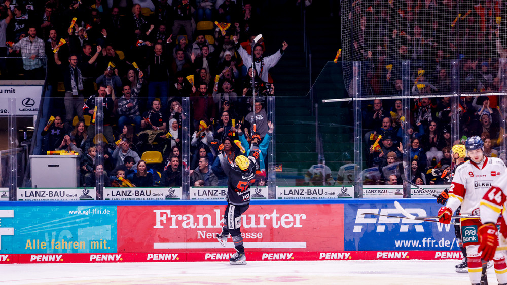 Die Fans der Löwen Frankfurt konnten gegen Düsseldorf vier Tore und am Ende einen Heimsieg bejubeln.