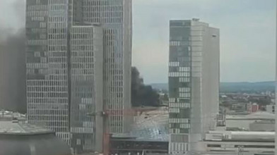 Rauchwolke über Frankfurt: Feuer auf dem Gerichtsgelände
