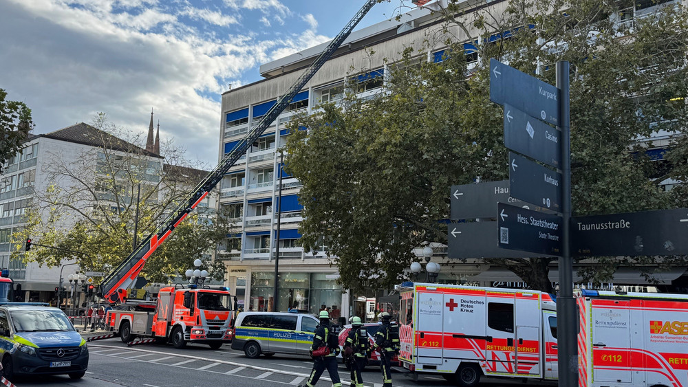 In einer Sozialwohnanlage in Wiesbaden war Feuer in einer Dachgeschosswohnung ausgebrochen.