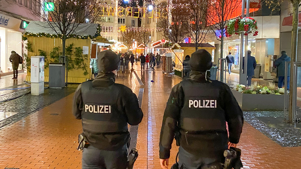 Zu sehen sind zwei Polizisten auf dem Gießener Weihnachtsmarkt.