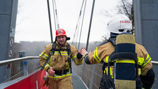Feuerwehrleute versuchen Weltrekord auf Skywalk in Willingen