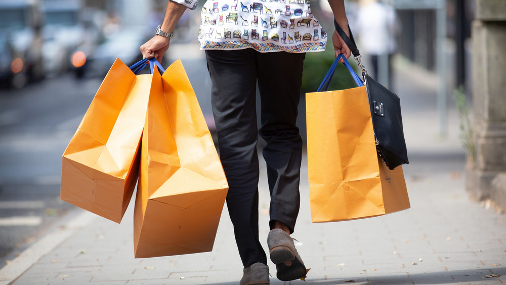 Die Stimmung der Konsumenten fiel das erste Mal seit fünf Monaten, berichtet der Handelsverband Deutschland.