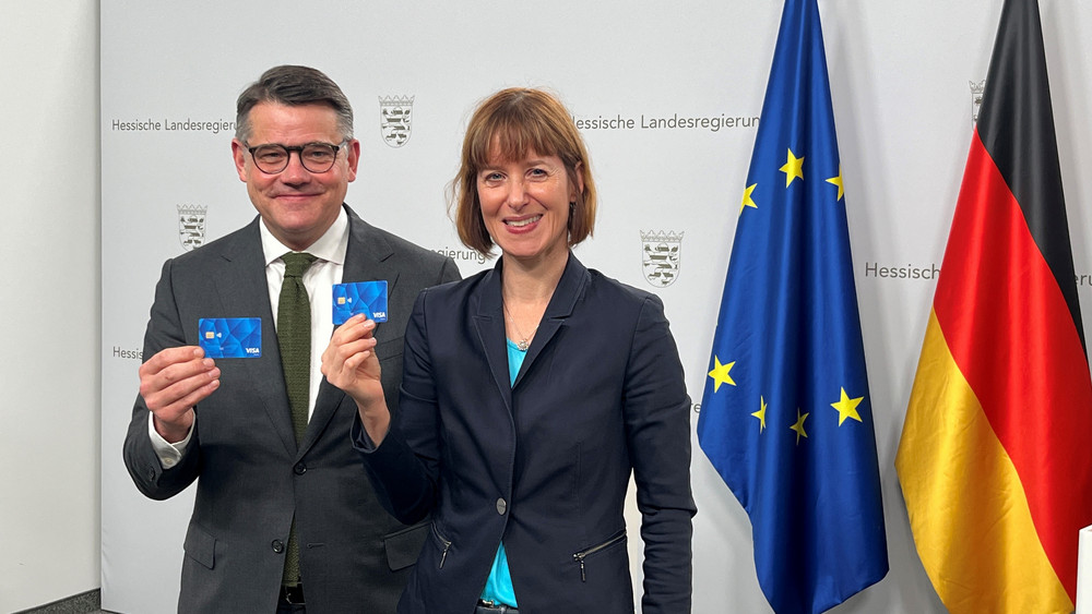 Hessens Ministerpräsident Rhein und Sozialministerin Hofmann präsentieren die neue Bezahlkarte.