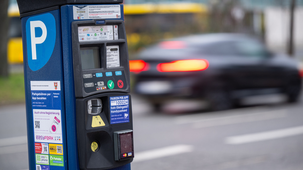 Die Frankfurter Parkautomaten sollen bald wieder eine kostenlose Kurzzeitpark-Taste bekommen - fordert der Dachverband Frankfurter Gewerbevereine (Symbolbild). 