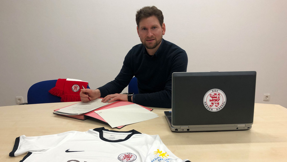 Ingmar Merle unterschreibt seinen Vertrag beim KSV Hessen Kassel.