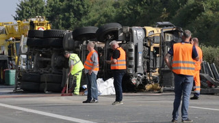 Betonmischer durchbricht Mittelleitplanke - A14 bei Halle gesperrt