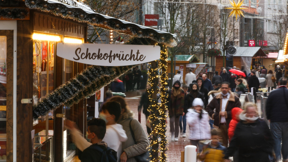 Gießen soll in der Weihnachtszeit für Besucher attraktiver werden. So zum Beispiel mit einer Adventskalender-Aktion der Geschäfte in der Innenstadt.