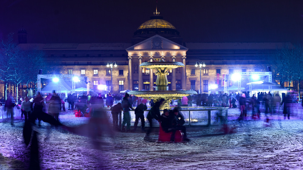 "Wiesbaden on Ice" vor dem Kurhaus.