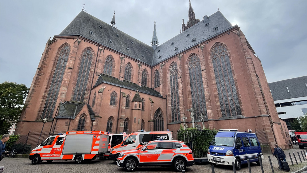 Wassereinbruch am historischen Dom in Frankfurt. Feuerwehr und THW sind im Einsatz.