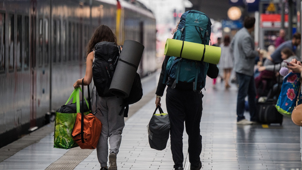 Junge Reisende am Bahnhof