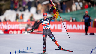 Nathalie Armbruster gewinnt Gesamtweltcup in der Nordischen Kombi
