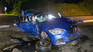 BMW rast bei Gedern auf Verkehrsinsel - 3 Verletzte und Totalschaden