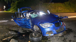 BMW rast bei Gedern auf Verkehrsinsel - 3 Verletzte und Totalschaden