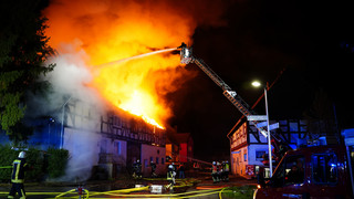 Wolfhagen-Nothfelden: Haus und angrenzende Drechslerei in Vollbrand