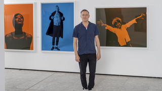 Rocksänger Bryan Adams eröffnet Foto-Ausstellung bei Leica in Wetzlar