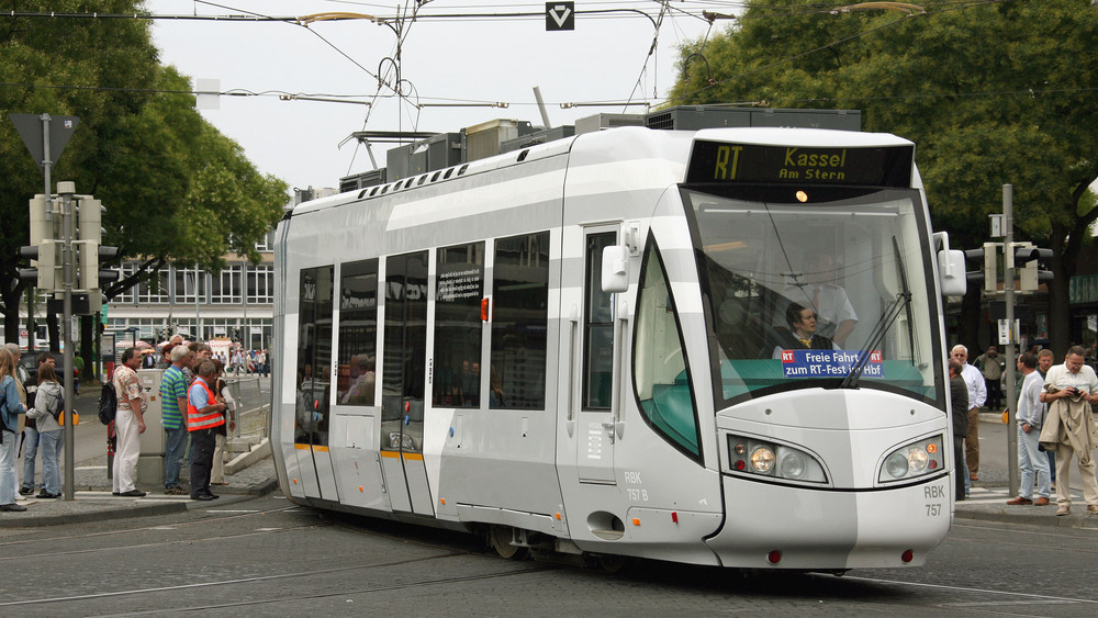 Die RegioTram in Kassel fährt seit 2007 zwischen dem Netz der Deutschen Bahn und dem eigenen Straßenbahnnetz. Das System der Regio-Tram verbindet die Stadt Kassel und ihre Umgebung. Positives Outcome des Systems: kürzere Fußwege beim Umsteigen und bessere Anbindungen für alle Mitfahrer.