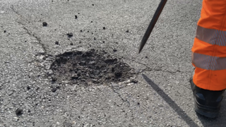 Bis zu 30 Schlaglöcher am Tag: Knochenjob für die Streckenwarte