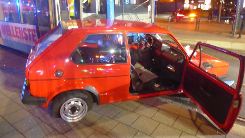 Das Auto war nach dem Unfall in Kassel ein Totalschaden.