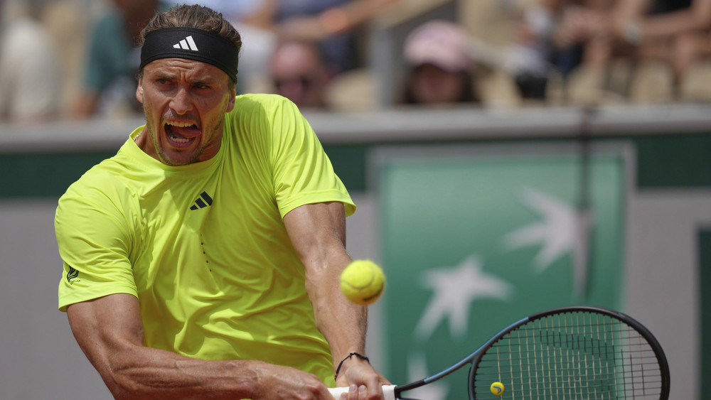 Alexander Zverev lässt sich im Achtelfinale gegen Tallon Griekspoor auch von einer verschluckten Fliege nicht aufhalten.