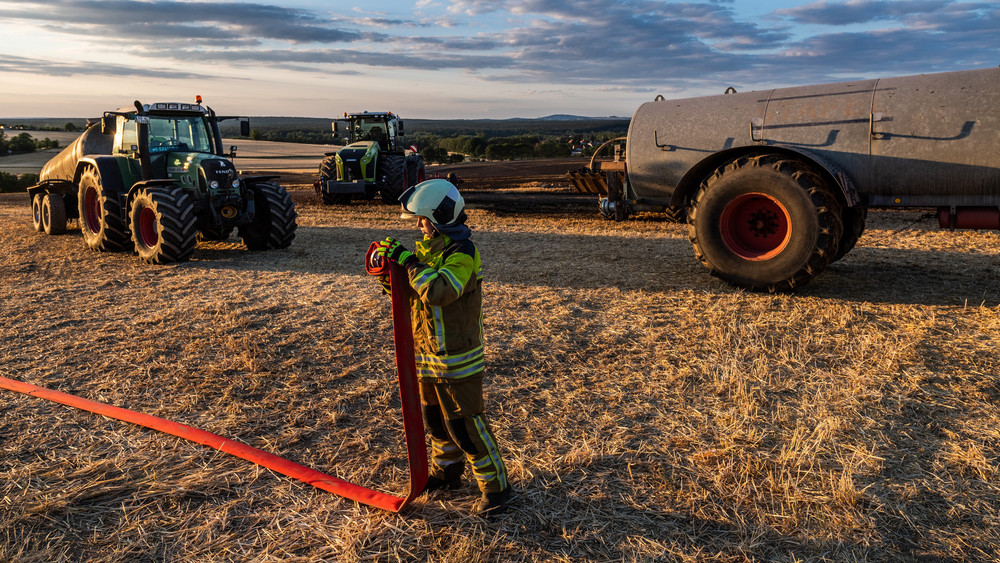 Landwirte unterstützen die Feuerwehr mit Gülle- oder Wasserfässern. Hydranten gibt es in der Nähe von Feldern nicht (Symbolbild).