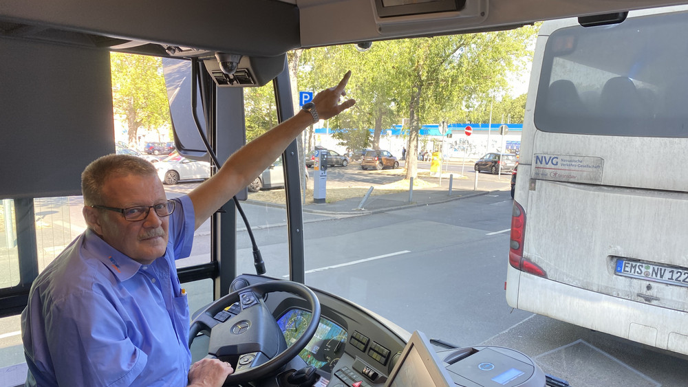 ESWE-Busfahrer Thomas Hauser zeigt auf die neue Dashcam. In 19 Tagen Testphase wurden bereits 311 Fotos von falsch parkenden Autos gemacht. 