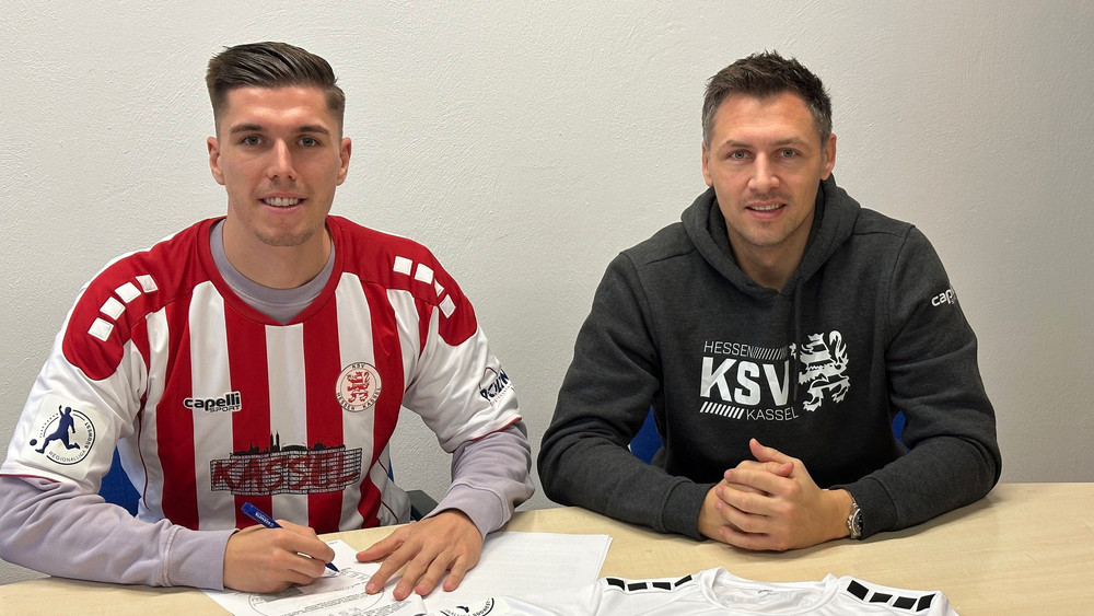 Stürmer Jan Dahlke (links) neben KSV-Geschäftsführer Sören Gonther (rechts)wurde in der Rückrunde vom KSV verpflichtet und schoss 15 Tore in 15 Spielen.