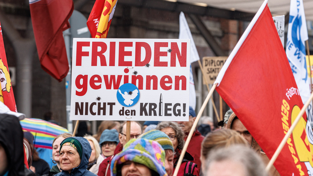 Ostermärsche finden unter anderem in Frankfurt, Kassel, Erbach und Bruchköbel statt (Archivbild)