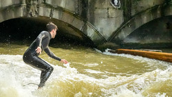 München kämpft um Eisbach-Surfwelle