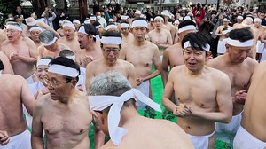 Tokio: 100 Gläubige trotzen eisigem Wasser bei Shinto-Ritual