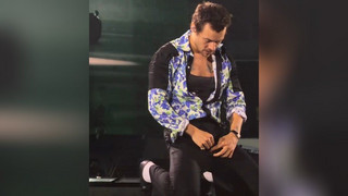 Harry Styles passiert peinliche Outfit-Panne auf der Bühne