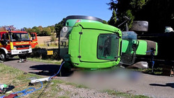 Tödliches Unglück in Ulrichstein: Feuerwehrkamerad unter Traktor geraten