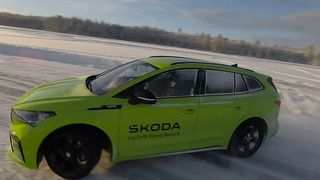 Škoda Enyaq RS iV driftet 7,351 km über Eis und stellt zwei GUINNESS WORLD RECORDS™ auf