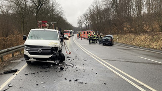 Kollision mit Krankentransporter und Lieferwagen - mehrere Verletzte