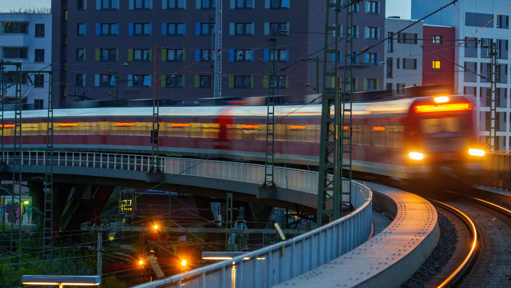 Kontrolleure in S-Bahn in Frankfurt angegriffen und verletzt
