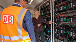 Deutsche Bahn recycelt E-Auto-Batterien für Stromspeicher